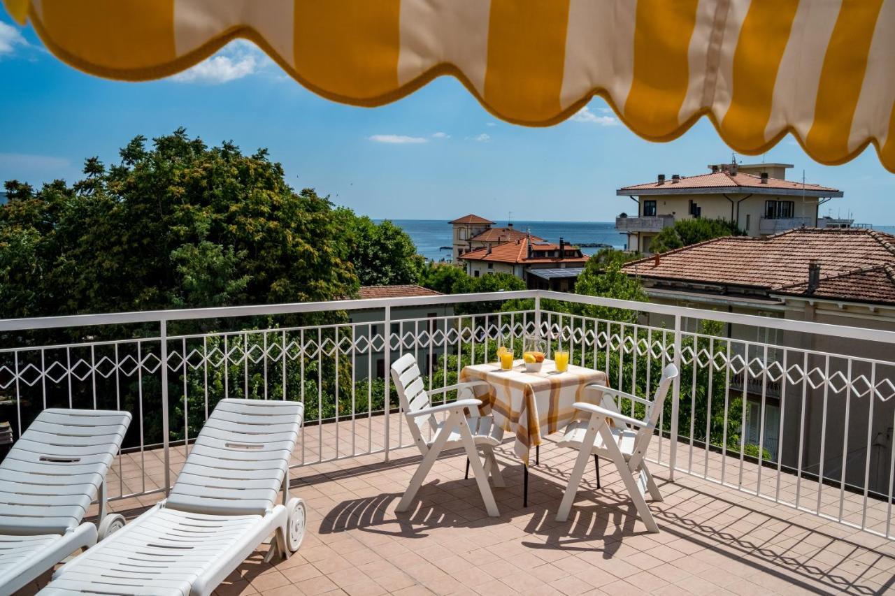 Hotel Villa Dei Fiori - Sul Mare Con Piscina Viserbella di Rimini Exterior photo